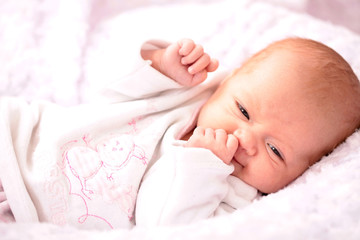 Baby in pink lacht