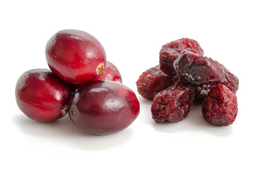 Frische und getrocknete Cranberries