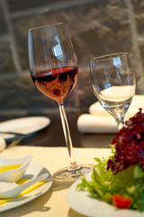 Gedeckter Esstisch mit Weingläsern