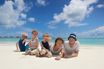 Fototapeta na wymiar szczęśliwa rodzina na wakacjach