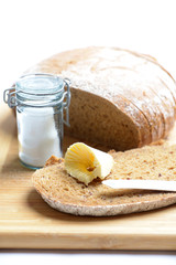 Brot mit Butter und Salz