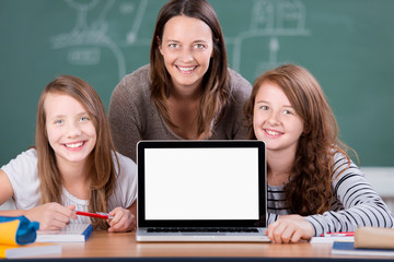 schüler und lehrerin mit laptop