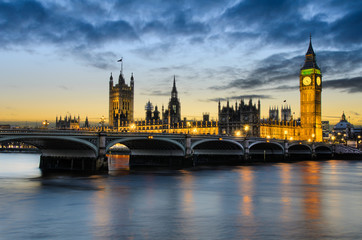 Fototapeta na wymiar Big Ben i Pałac Westminsterski o zachodzie słońca, Londyn, UK