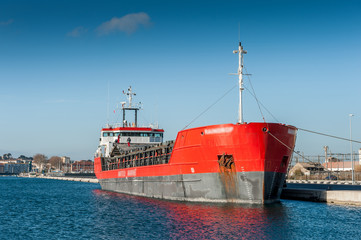 Fototapeta premium Bateau de commerce à quai 2