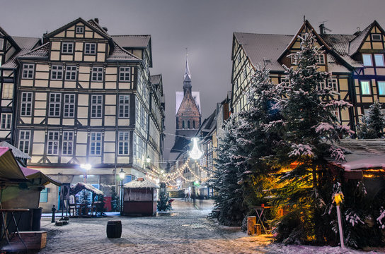 Marktkirche und die Altstadt von Hannover nachts im Winter