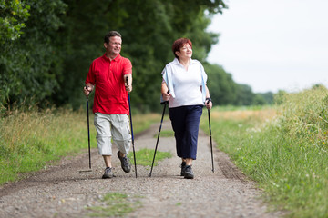 Paar beim Nordic Walking