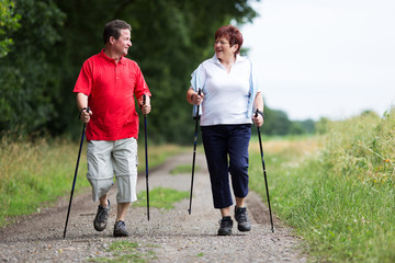 Paar beim Nordic Walking