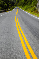 Fototapeta na wymiar scenic krzywe drogowe kraju, przez Park Narodowy Shenandoah