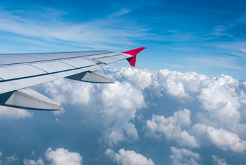 Fototapeta na wymiar Skrzydło płaszczyzny na tle nieba - Widok skrzydła samolotu odrzutowego