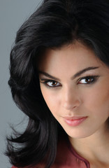 Naklejka premium Portrait of sophisticated brunette woman