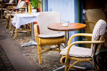 Fototapeta na wymiar Vintage staromodne krzesła kawiarnia z tabeli w Kopenhadze Denm