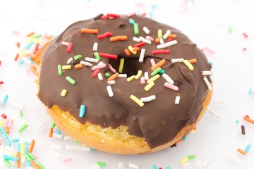 Donuts al cioccolato su sfondo bianco