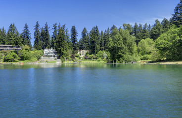 Fototapeta premium Lake waterfront with houses. Gravelly lake in Lakewood, WA.