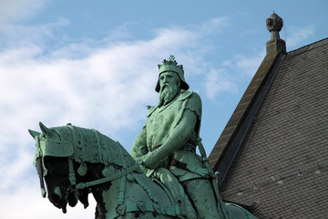 Reiterstatue Barbarossas vor der Kaiserpfalz in Goslar