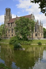 Fototapeta na wymiar Johannes kościół i jezioro ognia, Stuttgart