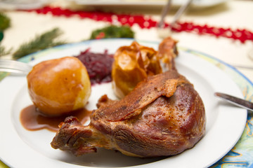 Knusprige Gaensekeulen