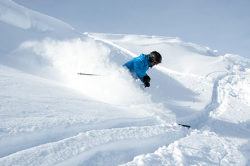 Skifahrer im Tiefschnee