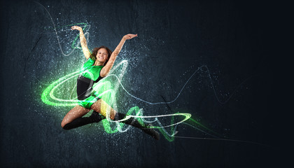 Fototapeta na wymiar Młoda tancerka kobieta. Z mocą światła.