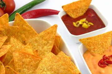 Tortilla-Chips mit zweierlei Dips