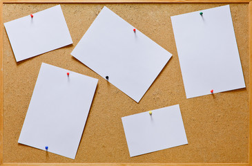 Cork board with blank notes - obrazy, fototapety, plakaty