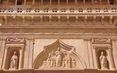 Fototapeta na wymiar Gotycki pałac wspólnoty świeckich w Arezzo we Włoszech