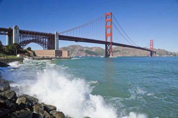 Naklejka premium The Golden Gate Bridge w the waves