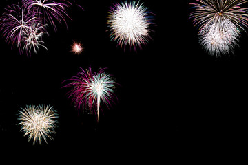Fototapeta premium Buntes Feuerwerk mit Textfreiraum