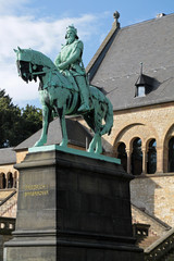 Reiterstatue Barbarossas vor der Kaiserpfalz in Goslar