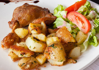 cuisse de canard, pommes de terre et salade verte