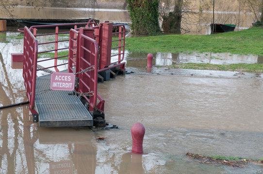 River Lock underflood and pedestrian walkway