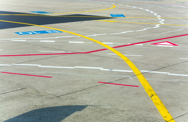Marks on apron for aircraft orientation