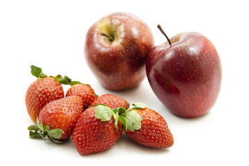 Rote Äpfel mit Erdbeeren