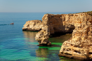 Fototapeta na wymiar Cliffs na wybrzeżu Algarve, Portugalia