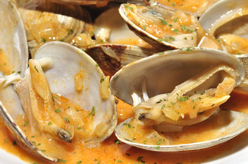 Almejas en salsa marinera.