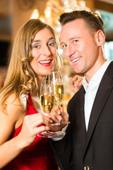 Mann und Frau trinken Sekt im Restaurant