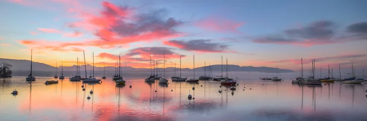 Fototapeten Sonnenaufgang und Segelboote © akulamatiau
