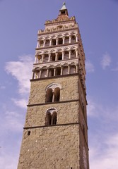 Fototapeta na wymiar Dzwonnica katedry w Pestoia we Włoszech