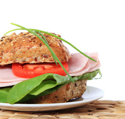 Belegtes Mehrkornbrötchen mit Kochschinken und Salat