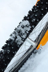 Studded bicycle tire with snow