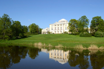 Fototapeta na wymiar Palace on hill in Pavlovsk park