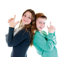 Mädchen und Junge zeigen mit den Fingern Pistolen