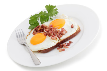 Spiegelei, Speckwürfel, Brot