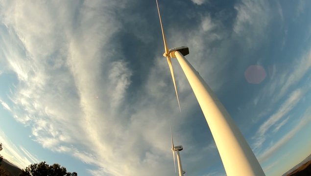 vista molinos eolicos con cielo y nubes