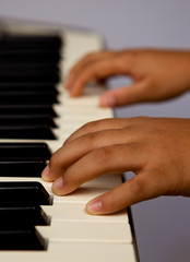 Obraz premium Hands on keyboard