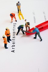 Arbeitsvertragsformular mit Arbeitnehmerfiguren
