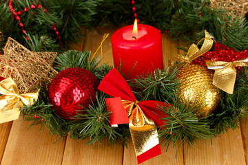 Fototapeta na wymiar Kompozycja świąteczna z świecy i dekoracji w kolorze czerwonym i
