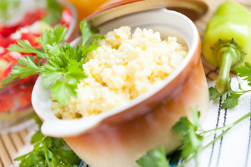 meatless millet in a brown pot