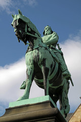Fototapeta na wymiar Reiterstatue Barbarossas vor der Kaiserpfalz in Goslar