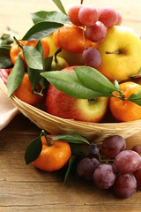 Fototapeta na wymiar różne owoce jesieni (gruszki, jabłka, mandarynki i winogrona)