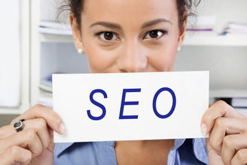 SEO - Frau mit Schild in der Hand